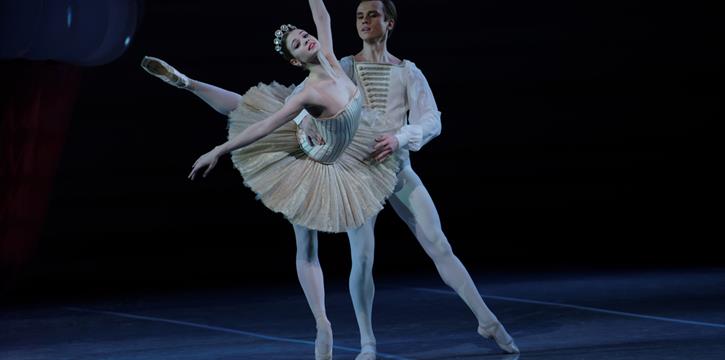 AUGURI DI NATALE AL TEATRO ALFIERI CON "LO SCHIACCIANOCI"