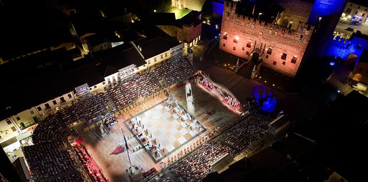 LA PARTITA A SCACCHI A PERSONAGGI VIVENTI