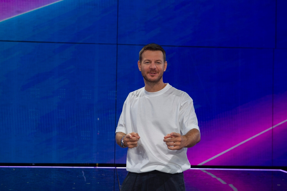 ALESSANDRO CATTELAN: "BENVENUTO NELL'AI" AL TEATRO ROSSINI DI CIVITANOVA MARCHE (MC)