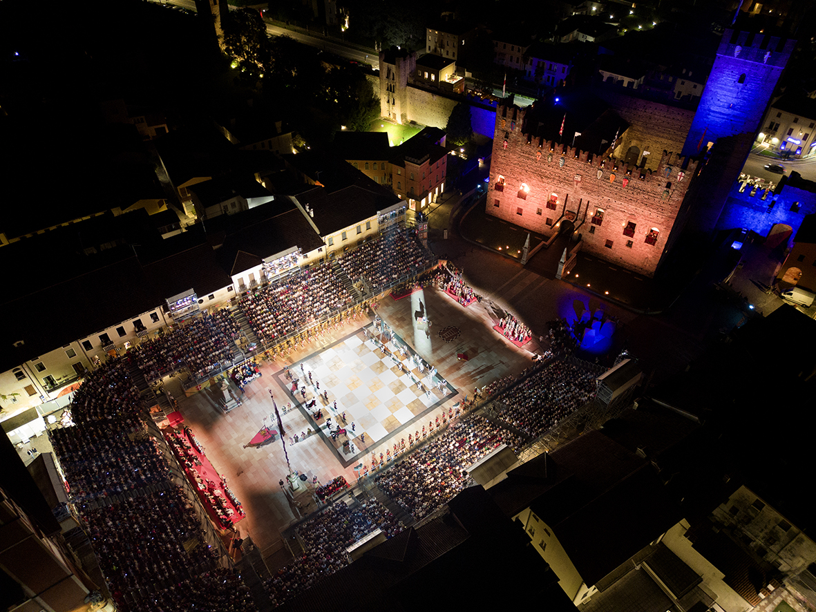 LA PARTITA A SCACCHI A PERSONAGGI VIVENTI