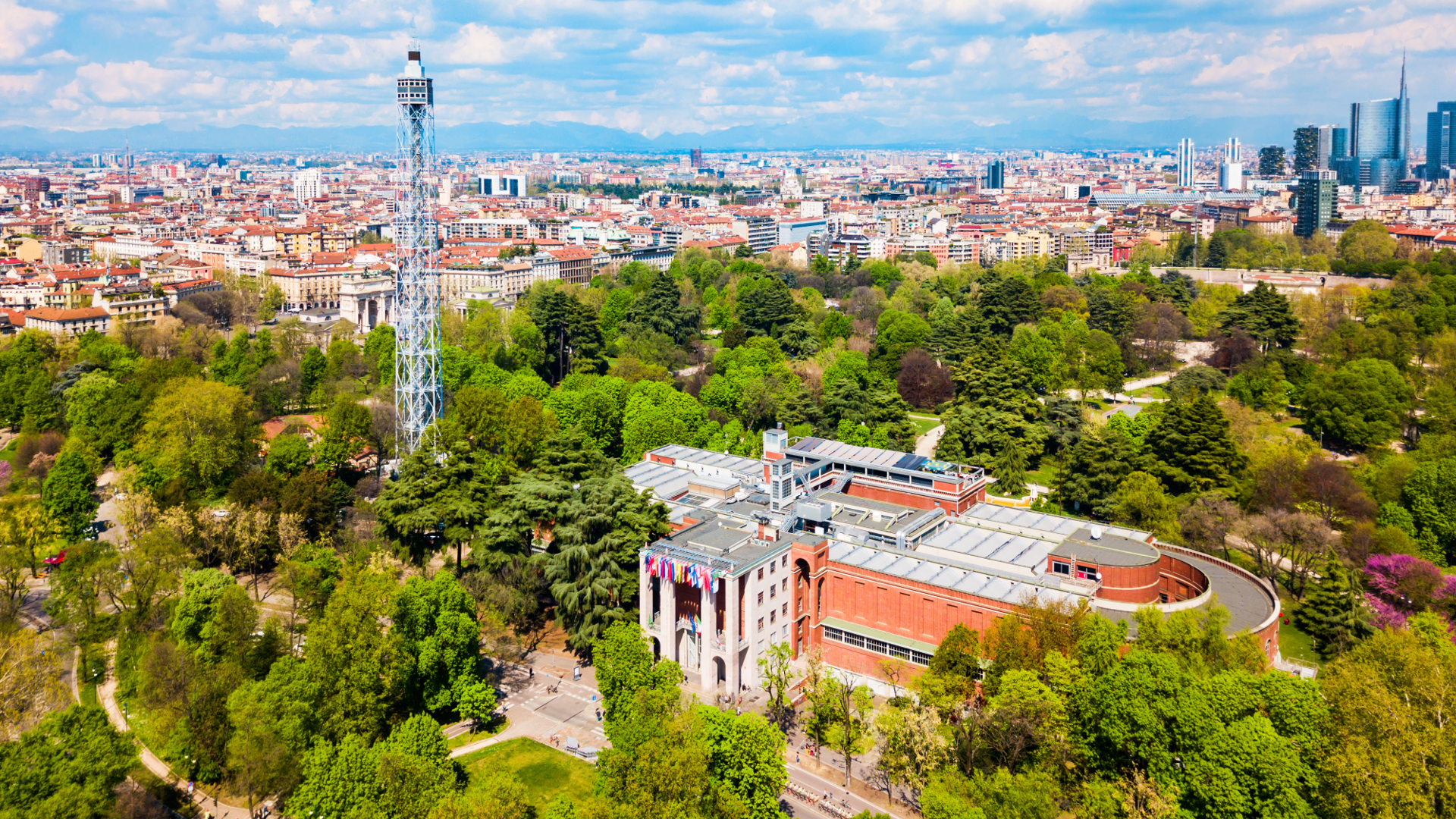 LA TORRE BRANCA: VISITA E BRINDISI NEL CIELO DI MILANO