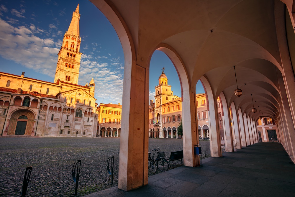 MODENA: STORIA, MOTORI E PROFUMI DELL'ACETAIA