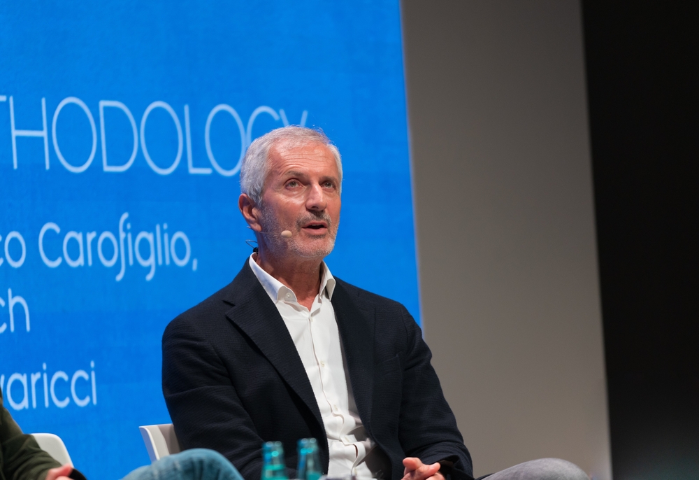 GIANRICO CAROFIGLIO: "IL MISTERO DELLA STUPIDITÀ: UNA CONVERSAZIONE CHE CI RIGUARDA" AL TEATRO DEGLI ARCIMBOLDI DI MILANO
