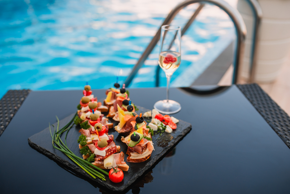 APERICENA A BORDO PISCINA CON DJ E MUSICA - ROMA