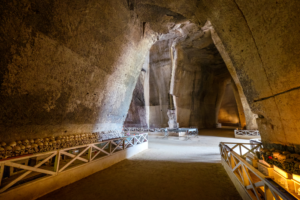 VISITA GUIDATA AL CIMITERO DELLE FONTANELLE DI NAPOLI: UN PONTE FRA I VIVI E I MORTI